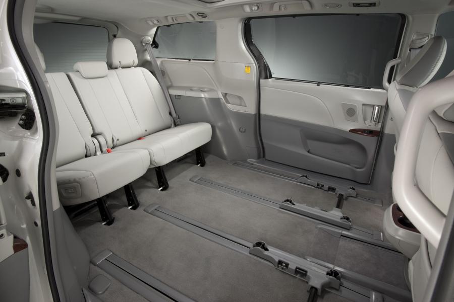  Toyota Sienna SE 2010 года  (фото 25 из 50)